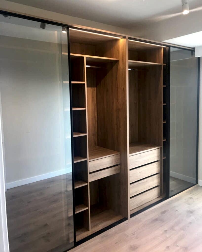 Reflekte Cam Kapaklı Ray Dolap 